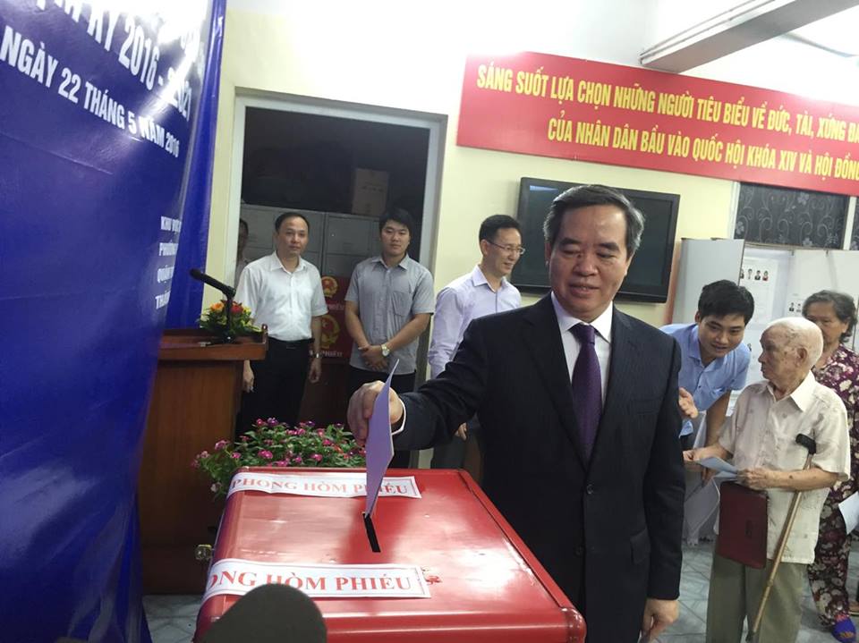 Tại khu vực bỏ phiếu số 3 phường Phương Mai, quận Đống Đa (Hà Nội), Trưởng ban Kinh tế Trung ương Nguyễn Văn Bình là cử tri đầu tiên bỏ phiếu tại điểm bỏ phiếu này.