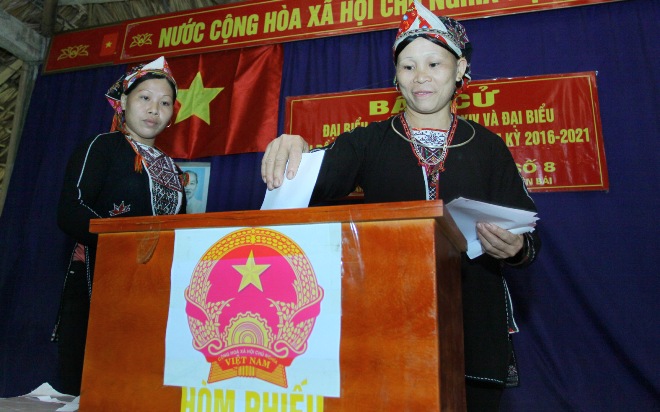 Đồng bào Dao bỏ phiếu bầu tại tổ bầu cử số 8, tại thôn 8 xã Tân Đồng, huyện Trấn Yên, tỉnh Yên Bái. 