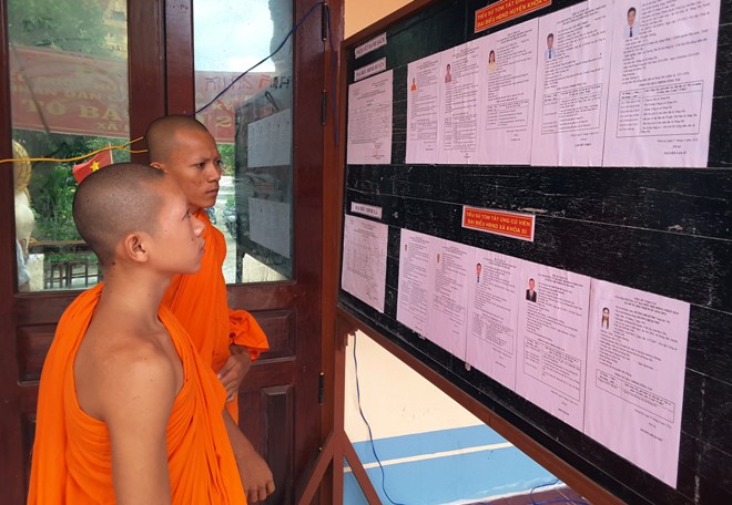 Các vị sư chùa Ghositaram xem lại thông tin ứng viên trước khi bỏ phiếu bầu cử, tại điểm bầu cử chùa Ghositaram, xã Hưng Hội, huyện Vĩnh Lợi,tỉnh Bạc Liêu.
