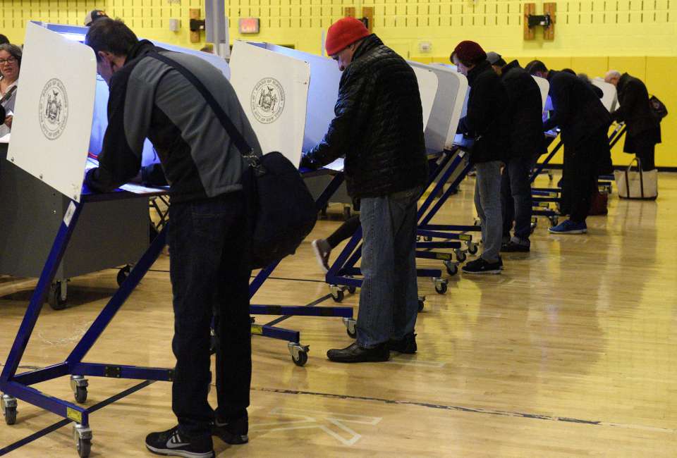 Cử tri bỏ phiếu tại một điểm ở Manhattan.