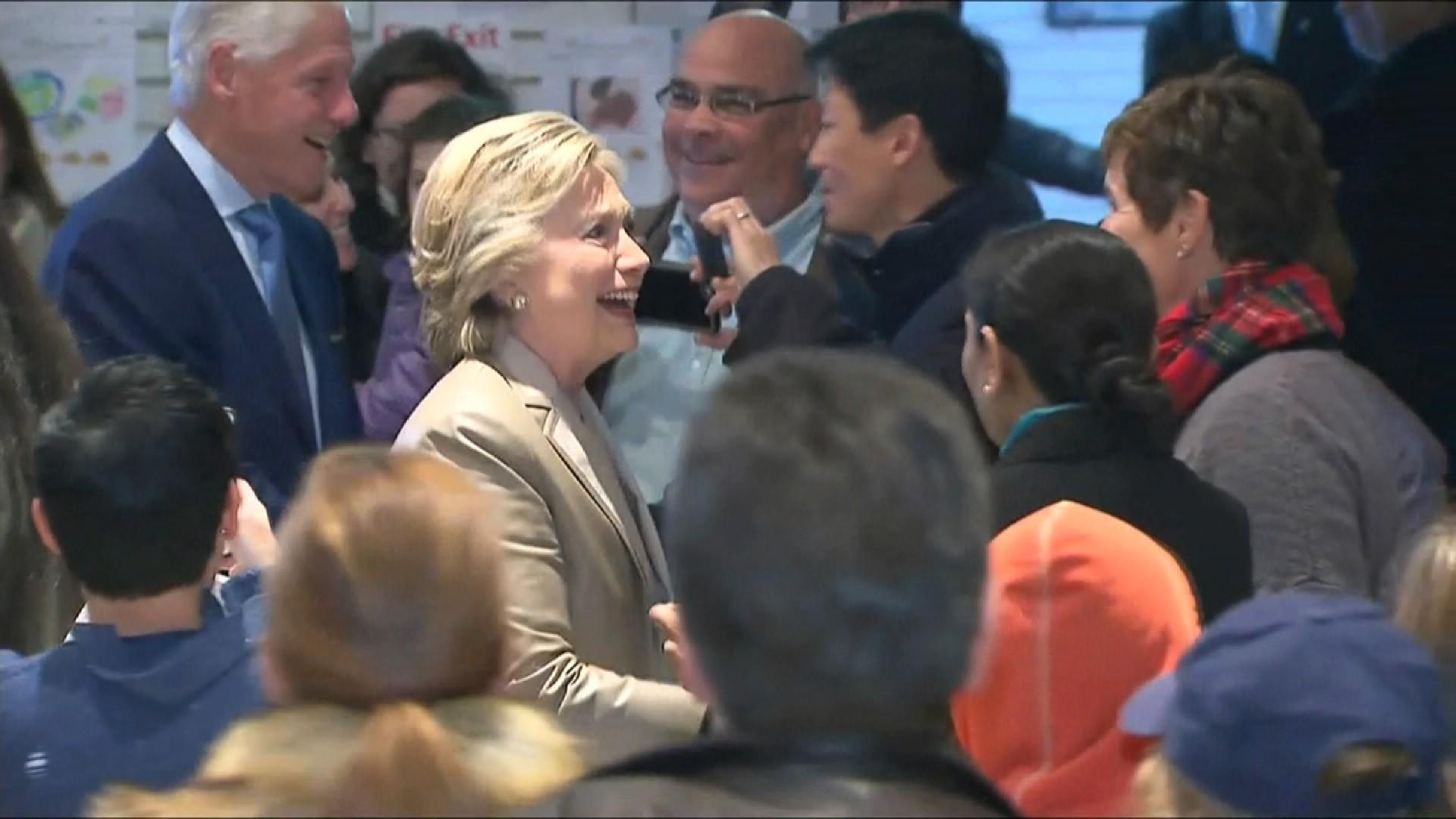 Ứng cử viên đảng Dân chủ Hillary Clinton đồng hành cùng phu quân Bill Clinton đến điểm bỏ phiếu tại Chappaqua, bang New York. Bà Clinton đã thân thiện bắt tay các cử tri khác tuy nhiên lại giữ khoảng cách với báo giới.