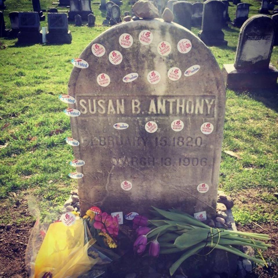 Các cử tri Mỹ đã tranh thủ ngày bầu cử để tưởng nhớ Susan B. Anthony, người phụ nữ bị bắt vì tham gia bỏ phiếu hồi thế kỷ 19. Và phải 50 năm sau đó, Tu chính án thứ 19 mới thừa nhận quyền bỏ phiếu của phụ nữ Mỹ.