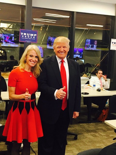 Bà Kellyanne Conway, quản lý chiến dịch tranh cử của ông Trump, đăng trên mạng xã hội Twitter bức ảnh hai người cùng tươi cười với dòng bình luận: 