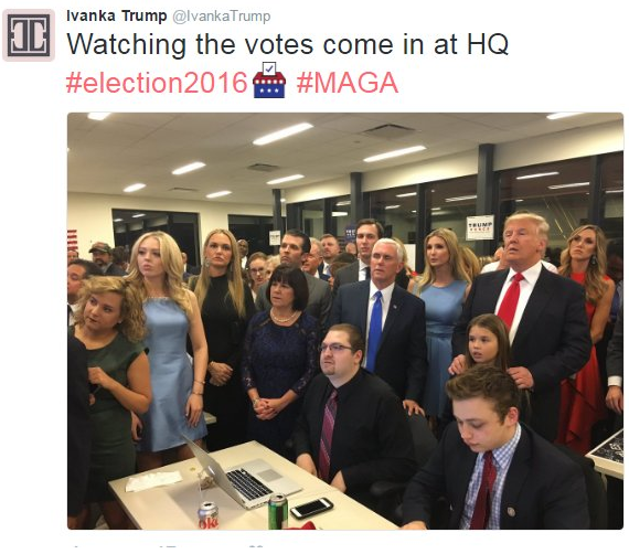 Trên mạng xã hội Twitter, con gái ông Trump, Ivanka Trump, đã đăng ảnh ông Trump và các thành viên trong chiến dịch tranh cử theo dõi kết quả kiểm phiếu ở các bang.
