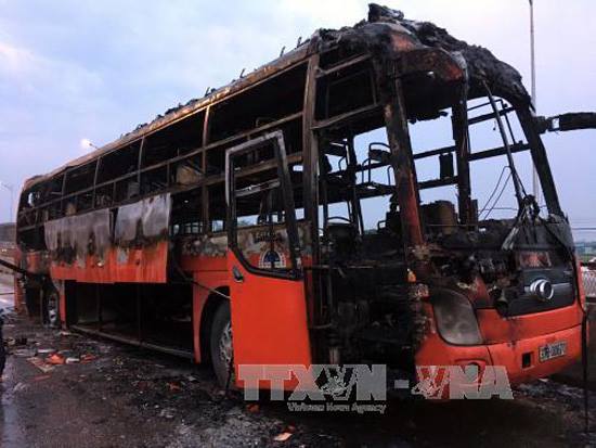 Xe khách Phương Trang bất ngờ cháy rụi trên quốc lộ 27C
