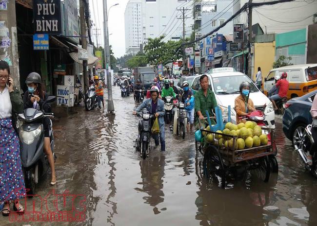 Nam Biển Đông tiếp tục mưa dông, Nam Bộ triều cường cao, nguy cơ ngập lụt ảnh 1