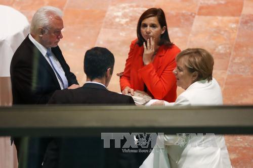 Thủ tướng Đức Angela Merkel (phải) và đại diện của đảng Dân chủ tự do và đảng Xanh tại cuộc gặp ở Berlin ngày 20/10. Ảnh: AFP/TTXVN