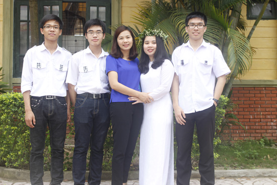 Trần Thị Thủy (đứng thứ 2, từ phải sang) cùng cùng Đội tuyển quốc gia chuyên hóa lớp 12 chụp chung với cố giáo chủ nhiệm.