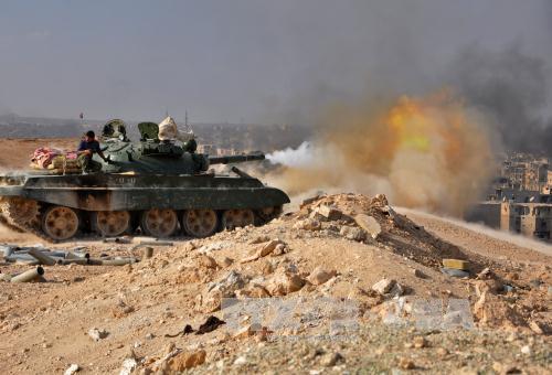 Xe tăng của Chính phủ Syria nã đạn pháo vào các mục tiêu của IS trong chiến dịch giải phóng thành phố Deir  Ezzor ngày 2/11. AFP/ TTXVN