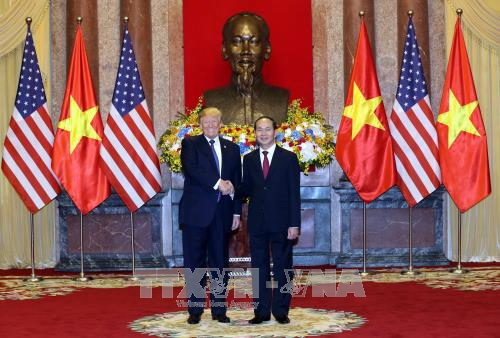 Chủ tịch nước Trần Đại Quang đón tiếp Tổng thống Hoa Kỳ Donald Trump ảnh 1