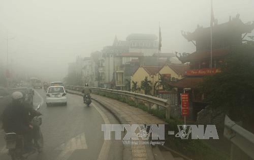 Sương mù dày đặc tại Hà Nội, gây ảnh hưởng tới tầm nhìn của người tham gia giao thông. Ảnh: Minh Quyết/TTXVN
