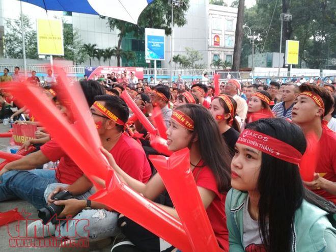 Người dân  TP Hồ Chí Minh hào hứng đổ xuống đường cổ vũ cho đội nhà. 