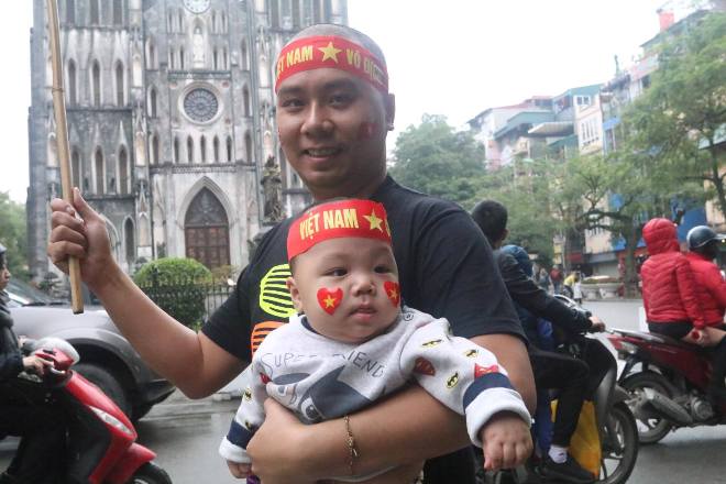 Có những gia đình cả nhà ra đường để cổ vũ cho U23 Việt Nam, cả những cậu bé mũm mĩm đáng yêu thế này. Ảnh chụp tại Nhà thờ Lớn Hà Nội: