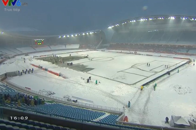 Công tác dọn tuyết trên sân được khấn trương thực hiện.