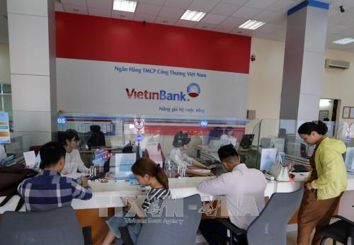 Khách hàng đến giao dịch tại một phòng giao dịch của Vietinbank. Ảnh: Trần Việt/TTXVN