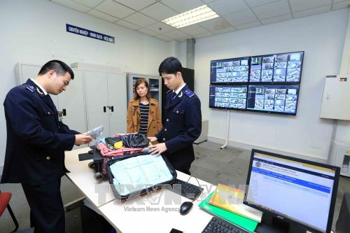 Đấu tranh chống buôn lậu, gian lận thương mại tại sân bay quốc tế Nội Bài ảnh 1