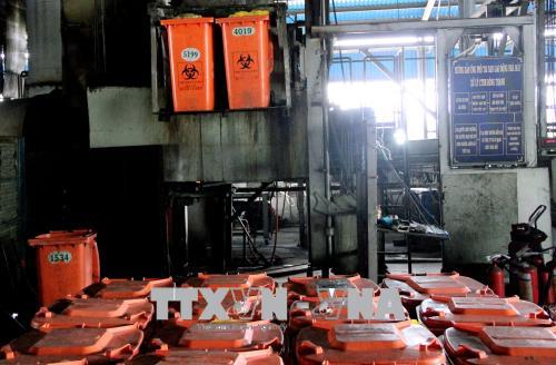 Vận hành dây chuyển xử lý rác thải nguy hại bằng công nghệ tự động tại Công trường xử lý và tái chế chất thải Đông Thạnh (huyện Hóc Môn, TP Hồ Chí Minh).