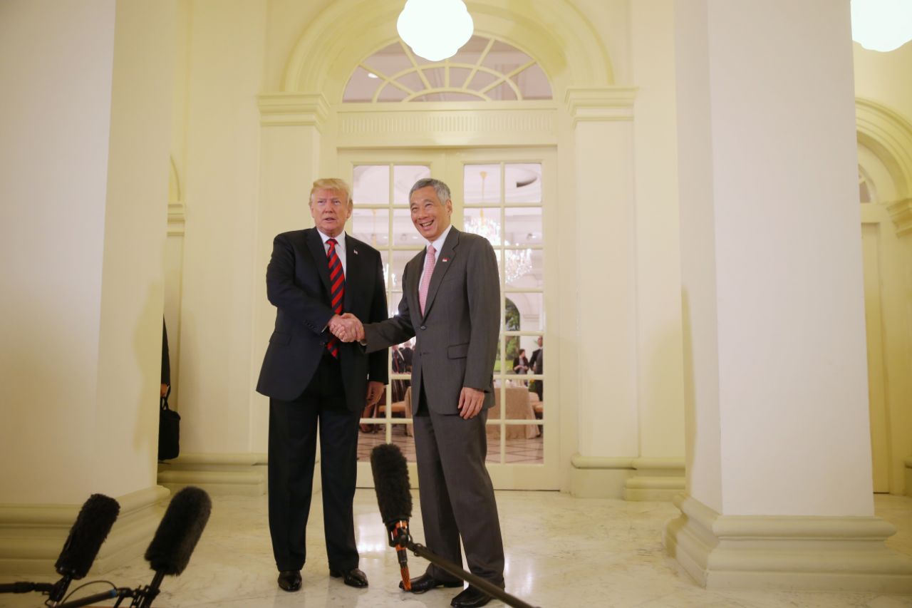 Tổng thống Trump được mừng sinh nhật trong bữa trưa với Thủ tướng Singapore