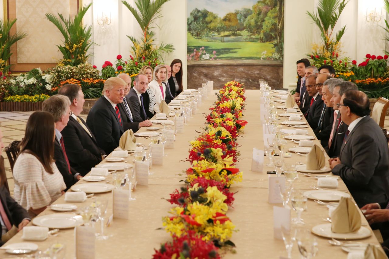 Tổng thống Trump được mừng sinh nhật trong bữa trưa với Thủ tướng Singapore