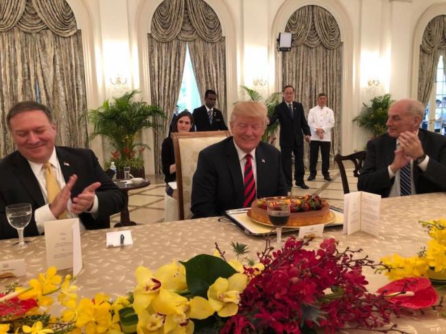 Tổng thống Trump được mừng sinh nhật trong bữa trưa với Thủ tướng Singapore