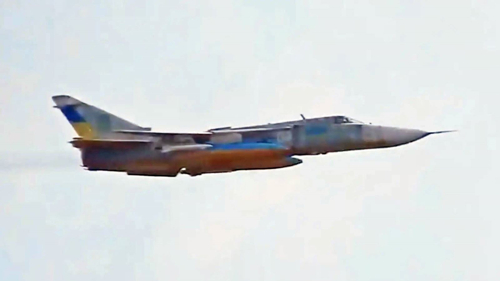  'Kiêm sĩ' Su-24 Ukraine tái xuất chiến đấu, trang bị tên lửa laser dẫn đường 