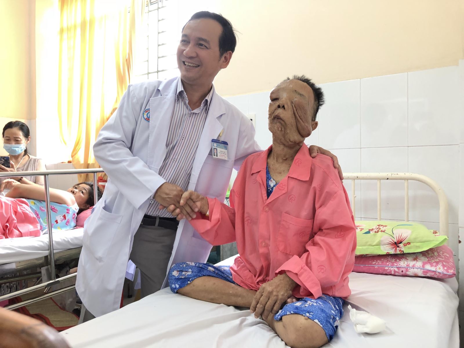 Phẫu thuật cho người phụ nữ có khối bướu nặng 1,7kg 