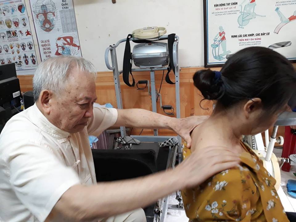Nhiều bệnh nhân mắc bệnh xương khớp tìm đến bác sĩ Chương nhờ chữa trị.