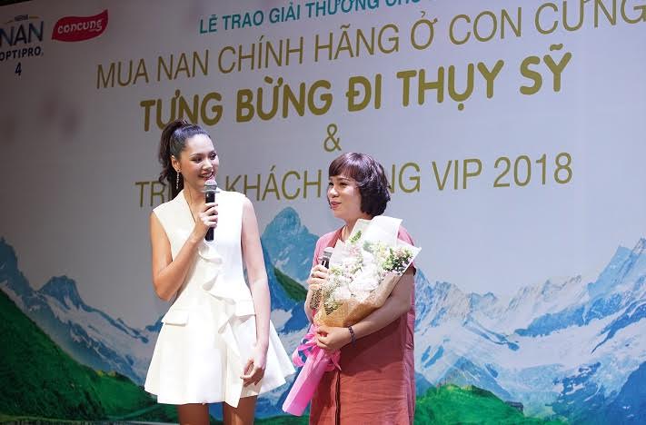 Trao giải cho khách hàng may mắn trúng chuyến đi Thụy Sỹ