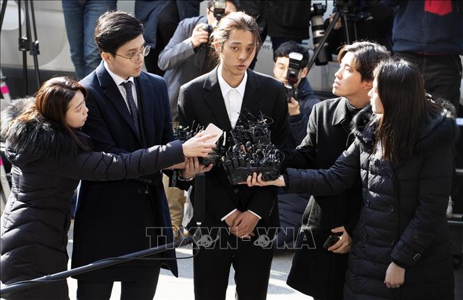 Ca sĩ K-pop Seung-ri và Jung Joon-young được trả tự do sau thẩm vấn