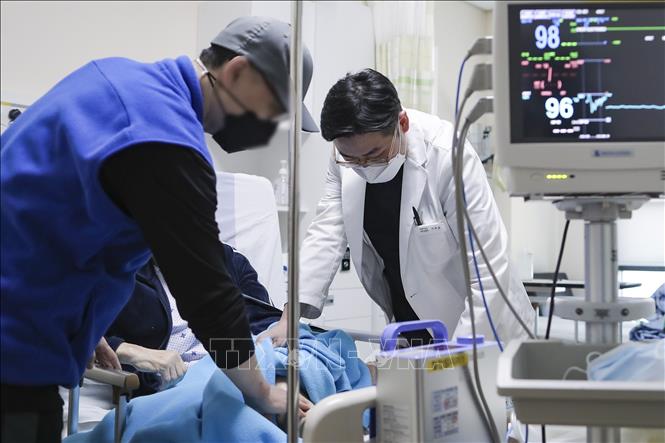  Hàn Quốc: Các giáo sư y khoa bắt đầu giảm giờ làm việc  