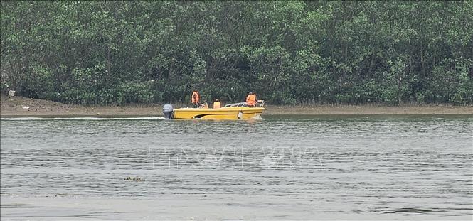  Tìm kiếm 4 người mất tích do lật thuyền trên sông Chanh 