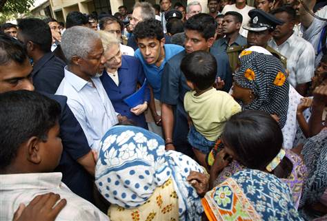 Ông Kofi Annan và vợ, bà Nane thăm nạn nhân sóng thần tại trại tị nạn ở Kinnya, Sri Lanka năm 2005. Ảnh: Getty
