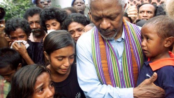 Ông Annan gặp thân nhân các nạn nhân thiệt mạng do bạo lực ở Đông Timor năm 2000. Ảnh: Reuters