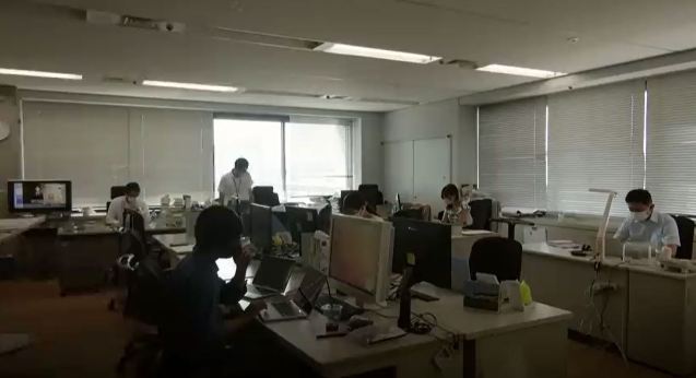 Người dân Tokyo tắt đèn ban ngày để tiết kiệm điện 