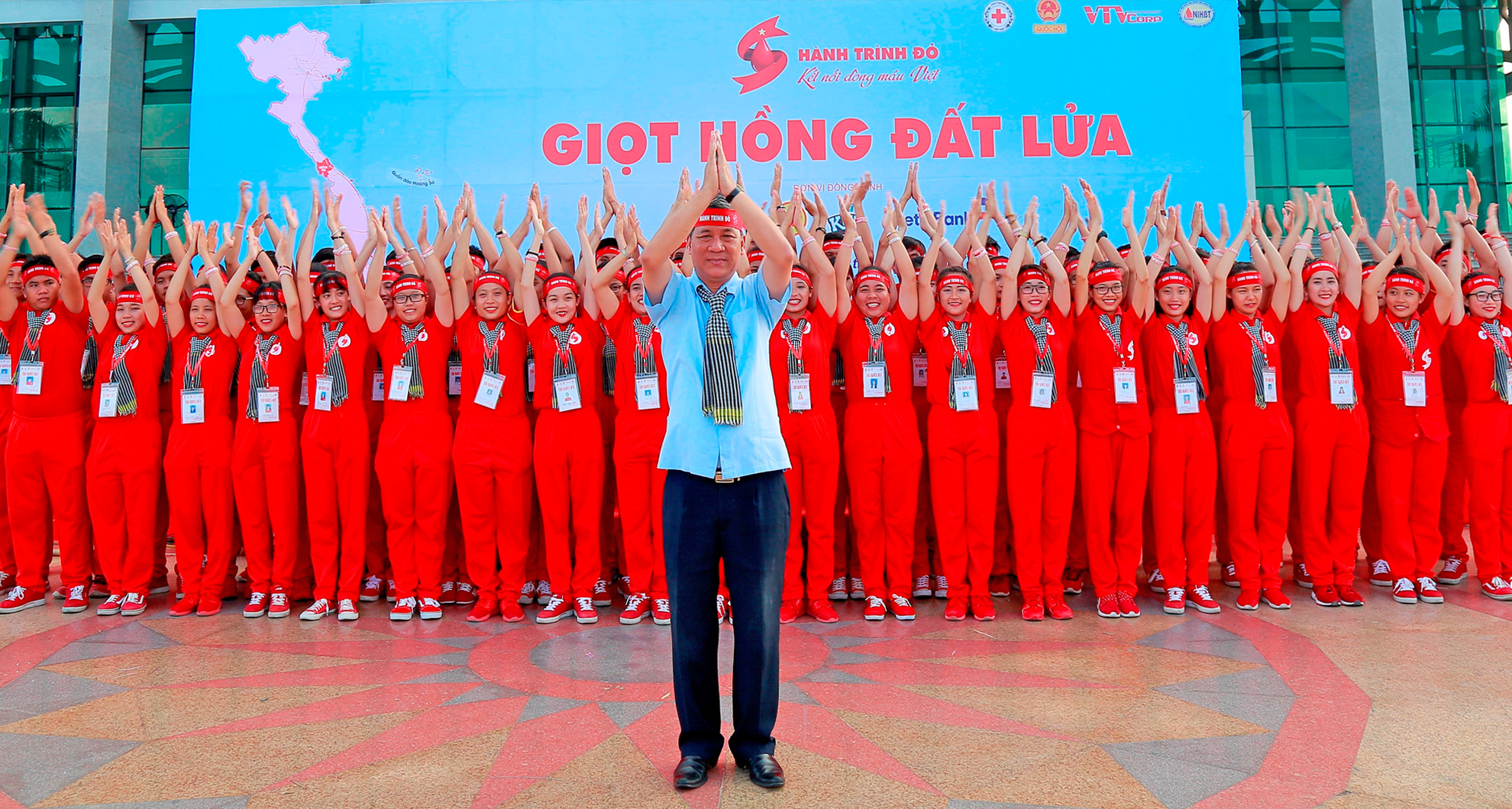 “Thủ lĩnh” Nguyễn Anh Trí với các tình nguyện viên Hành trình đỏ- lần thứ 5 năm 2017.