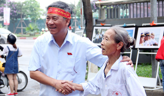 GS Nguyễn Anh Trí với một bệnh nhân của mình.