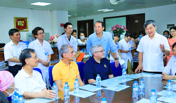 GS Nguyễn Anh Trí đang trao đổi chuyên môn với các chuyên gia quốc tế tại Khoa Ghép tế bào gốc.