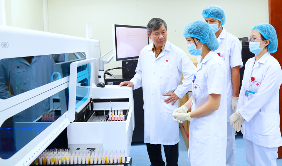 GS Nguyễn Anh Trí trong phòng xét nghiệm NAP để sàng lọc máu.