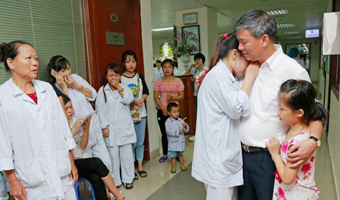 Các bệnh nhân xúc động chia tay GS Trí.