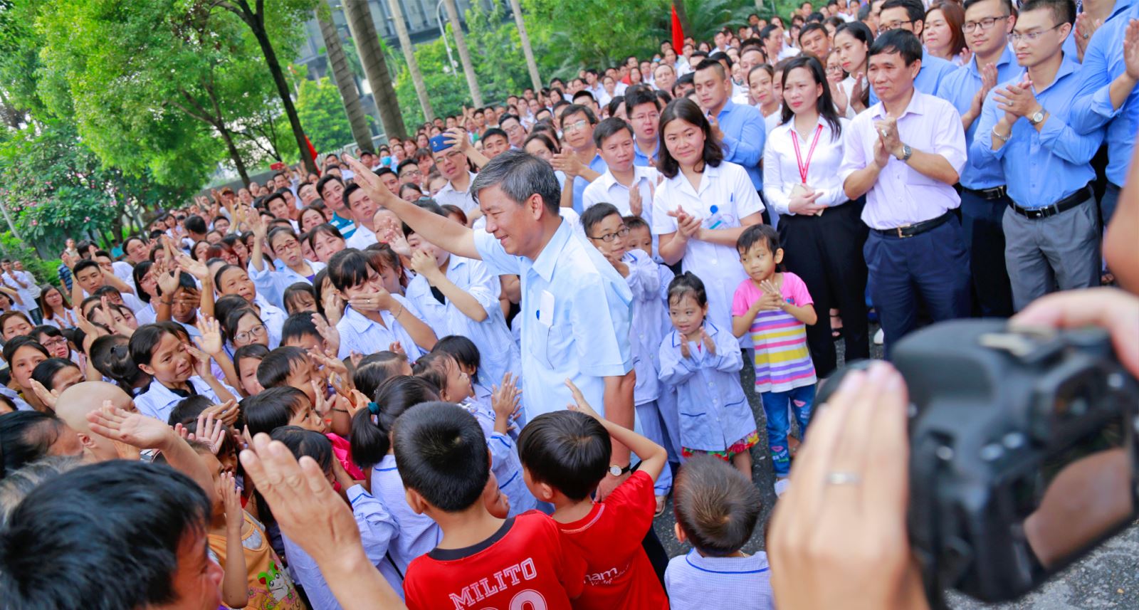 GS Trí trong buổi chia tay xúc động với các bệnh nhân và nhân viên của Viện Huyết học và truyền máu Trung ương.