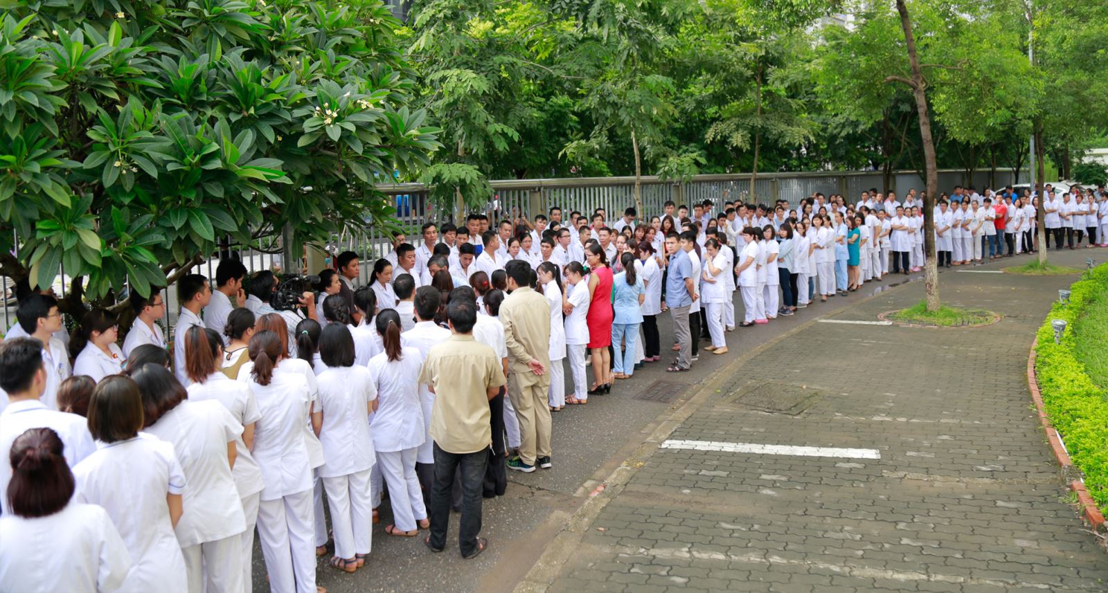 Hàng ngàn cán bộ, nhân viên, học trò và bệnh nhân lưu luyến chia tay GS Trí.