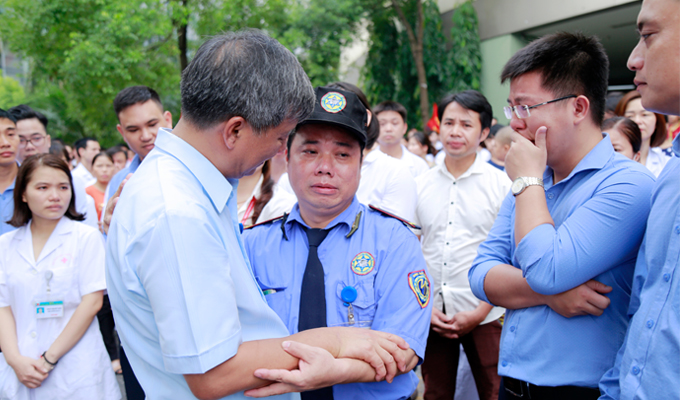 Nhân viên bảo vệ cũng ứa lệ chia tay.