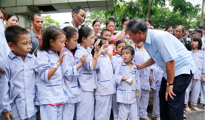 GS Trí với các bệnh nhân nhi.