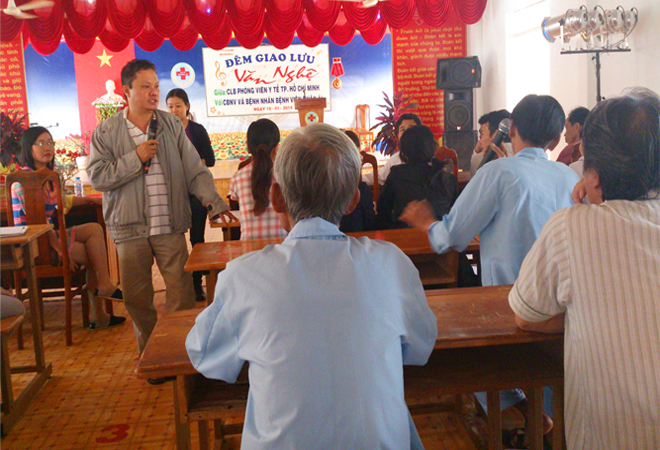 Bác sĩ Trương Hữu Khanh chia sẻ với bệnh nhân bị nhiễm HIV tại bệnh viện Nhân Ái (Bình Phước).