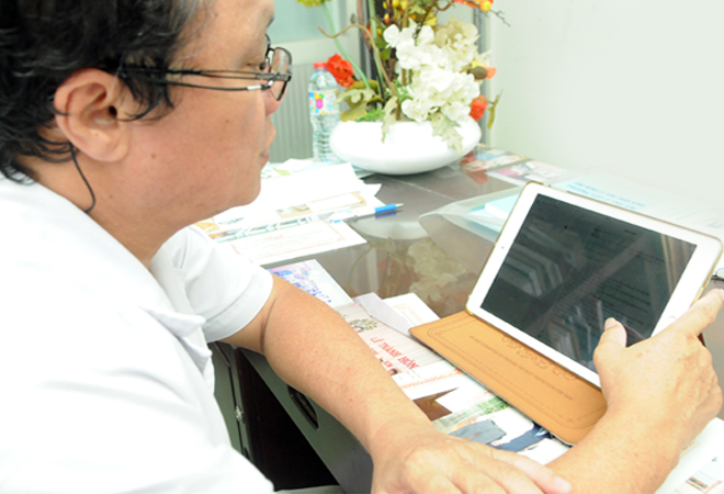 Ngoài thời gian khám và điều trị bệnh tại bệnh viện, ông lại trở về với " phòng mạch online" để trả lời hàng trăm câu thắc mắc của phụ huynh.