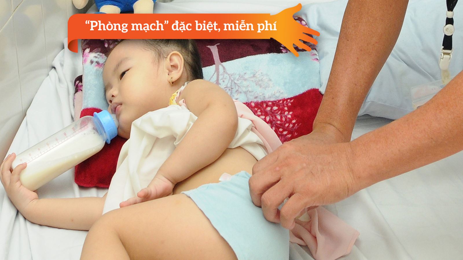 Bác sĩ Khanh tận tình khám cho bệnh nhi.