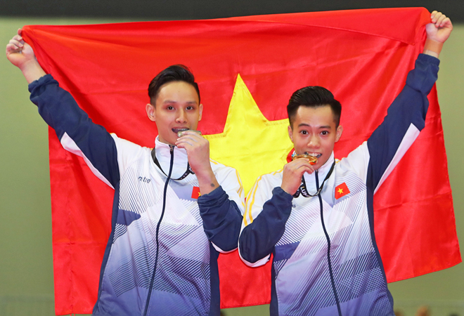 Lê Thanh Tùng (phải) và Đinh Phương Thành chia sẻ niềm vui giành HCV SEA Games 29.