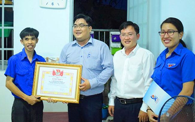 Anh công nhân dạy học trẻ em xóm nghèo