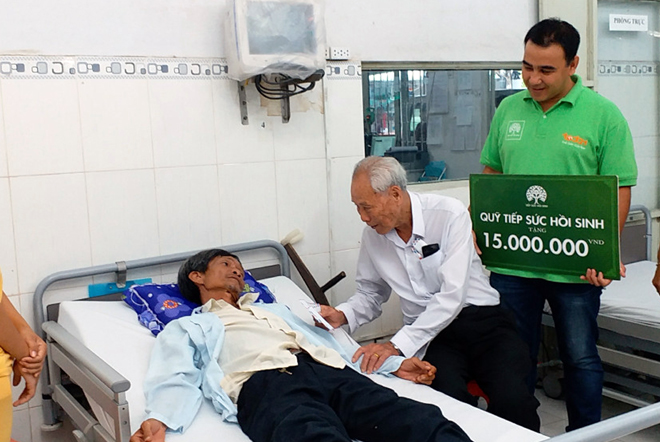 MC Quyền Linh trao quà cho các bệnh nhân trong chương trình “Tiếp sức hồi sinh” tại Bệnh viện tỉnh Sóc Trăng. Ảnh tác giả cung cấp.