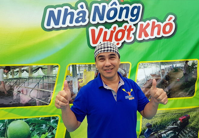 MC Quyền Linh dẫn chương trình “Cùng nông dân vượt khó”. Ảnh tác giả cung cấp.